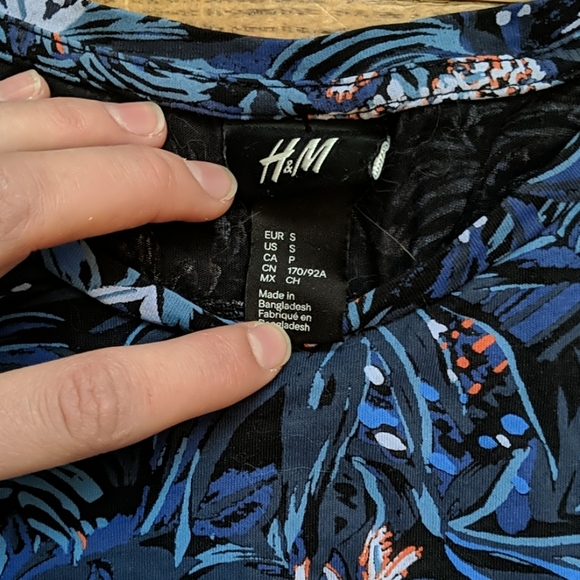 H&M Patterned Tee - Picture 2 of 2
